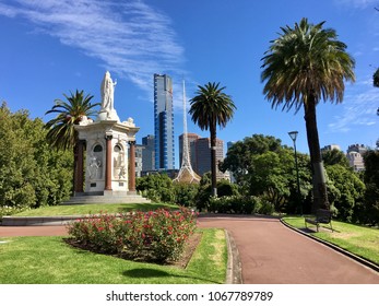 Melbourne, Australia: April 08, 2018: Queen Victoria Statue In Victoria Gardens Is Located Between St Kilda Road And Alexandria Avenue. Eureka Sky Tower Can Be Seen In The Background.