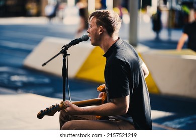 MELBOURNE, AUSTRALIA - Feb 05, 2022: A Guitar Player Busking In The Streets Of Melbourne 