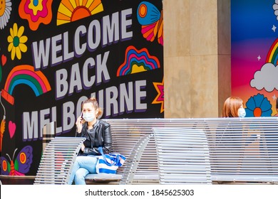 Melbourne, Australia - November 1, 2020: Cafes And Retail Shops Reopen And Crowds Flock To Melbourne City. Bourke St Mall Is Crowded And Joyous At The First Day Of Shopping In Nearly 3 Months.