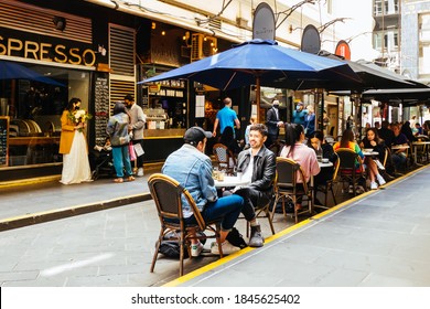 Melbourne, Australia - November 1, 2020: Cafes And Retail Shops Reopen And Crowds Flock To Melbourne City. Degraves St Is Crowded And Joyous At The First Day Of Shopping In Nearly 3 Months.