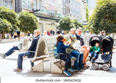 Melbourne, Australia - November 1, 2020: Cafes And Retail Shops Reopen And Crowds Flock To Melbourne City. Bourke St Mall Is Crowded And Joyous At The First Day Of Shopping In Nearly 3 Months.