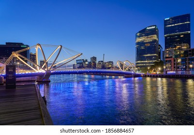 MELBOURNE, AUSTRALIA - OCT 26, 2019: Wooden Jetty Walk With Yarra River And The Melbourne City At Night ., Melbourne , Australia