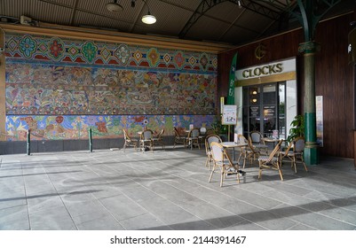 MELBOURNE, AUSTRALIA - OCT 27, 2019 : Beatiful art wall and vintage Cafe near Melbourne iconic landmark Flinders Street Railway Station