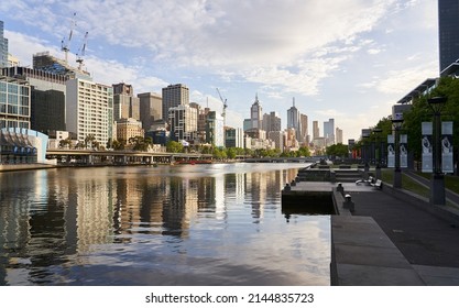 MELBOURNE, AUSTRALIA - OCT 27, 2019 : The Yarra River And Melbourne City In The Morning