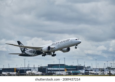 Melbourne, Victoria, Australia
12-09-2021. Flights Both International And Domestic Leaving Melbourne's Tullamarine Airport After Travel Restrictions Ease