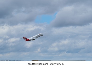 Melbourne, Victoria, Australia
12-09-2021. Flights Both International And Domestic Leaving Melbourne's Tullamarine Airport After Travel Restrictions Ease