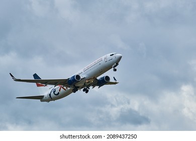 Melbourne, Victoria, Australia
12-09-2021. Flights Both International And Domestic Leaving Melbourne's Tullamarine Airport After Travel Restrictions Ease