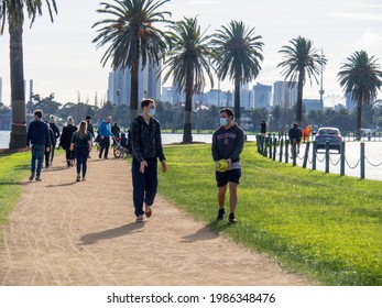 Melbourne, Victoria, Australia June  06, 2021: Groups Of People In Face Masks Exercise, Running And Walking Around Albert Park Lake During 4th Covid-19 Lockdown Becoming Fatigued And Less Compliant. 