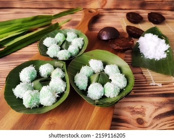 Melted Palm Sugar-filled Sticky Rice Ball Cake Served On Banana Leaf Bowls 