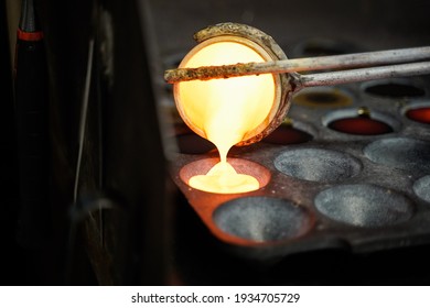Geschmolzener Stein, Metall in einem Keramikbecher und in eine Form gegossen