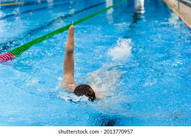 Member of the Paralympic national team in distance swimming. The swimmer is disabled without one horse.