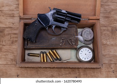 Memorabilia - Old Retro Vintage Revolver Gun With Ammunitions In Wooden Box For Letters