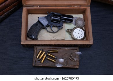 Memorabilia - Old Retro Vintage Revolver Gun With Ammunitions In Wooden Box For Letters