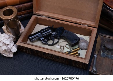 Memorabilia - Old Retro Vintage Revolver Gun With Ammunitions In Wooden Box For Letters