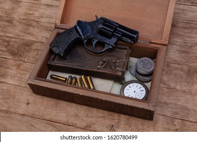 Memorabilia - Old Retro Vintage Revolver Gun With Ammunitions In Wooden Box For Letters