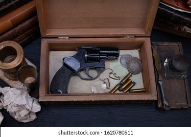 Memorabilia - Old Retro Vintage Revolver Gun With Ammunitions In Wooden Box For Letters