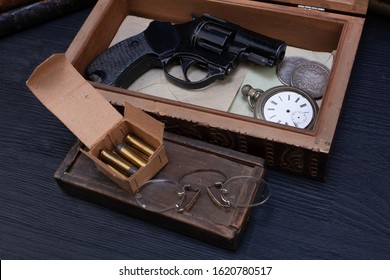 Memorabilia - Old Retro Vintage Revolver Gun With Ammunitions In Wooden Box For Letters