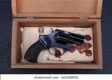 Memorabilia - Old Retro Vintage Revolver Gun With Ammunitions In Wooden Box For Letters