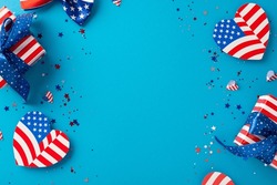 Feierlichkeiten Zum Gedenktag Draufsicht Von Patriotischen Verzierungen - Verzierbare Herzen Mit US-Flagge, Konfetti, Geschenkbox In Themenpapier - Auf Blauem Hintergrund Mit Platz Für Text