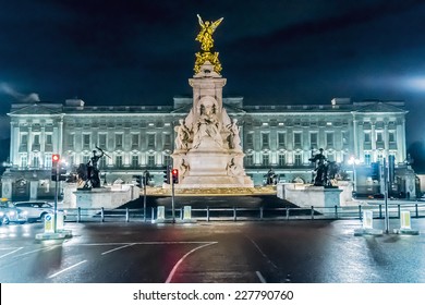 Memorial to Queen Victoria (1911) at night in front of Buckingham Palace was built in honor of Queen Victoria, who reigned for almost 64 years. Memorial was designed by Sir Aston Webb. London, UK