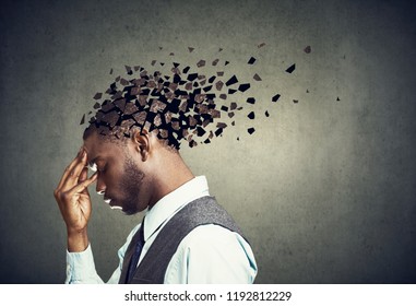 Gedächtnisverlust durch Demenz oder Hirnschäden. Seitenprofil eines traurigen Mannes, der Teile des Kopfes verliert, als Symbol für verminderte Geistesfunktion.