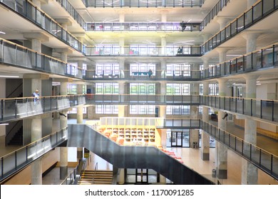 Memphis, Tennessee - Aug 30, 2018: Multiple Floors View Of People Are Relaxing At Crosstown Concourse Store.