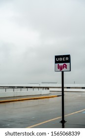 Memphis, Tennessee, USA - 11/2019:  Uber And Lyft Road Sign Outside Airport