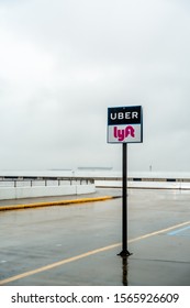 Memphis, Tennessee, USA - 11/2019:  Uber And Lyft Road Sign Outside Airport