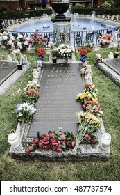 MEMPHIS, TN, USA: OCTOBER 11, 2006: Elvis Presley's Grave At Graceland.