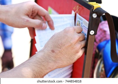 Men Are Buying Thai Lottery Tickets With Merchants.