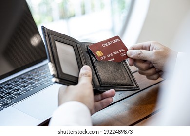 Men are pulling their credit cards out of their wallets. He is about to pay for food by credit card at restaurants, credit cards can be used for general stores and online shopping. Credit card concept - Shutterstock ID 1922489873