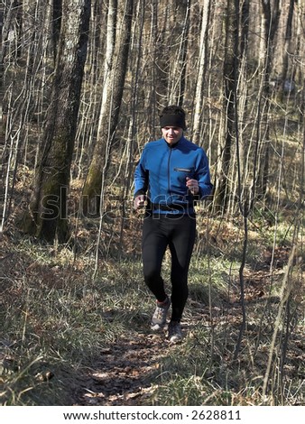 Similar – Foto Bild Junger Mann, der während des Trainings im Wald im Freien läuft.