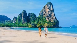 Hombres Y Mujeres Relajándose En La Playa Durante Unas Vacaciones En Thailand Railay Beach Krabi.