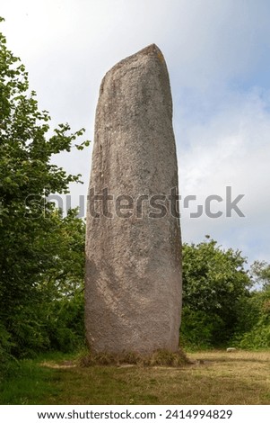 The menhir of Kerloas, also called menhir of Kervéatoux, is located in Plouarzel in the department of Finistère. It is considered the highest standing menhir, with its 9,50 m above ground.