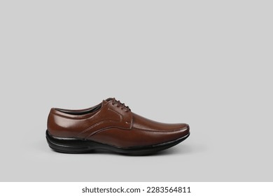 Zapatos de cuero formales de los hombres aislados en fondo gris	

