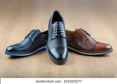 Chaussure pour hommes sur fond vieux bois