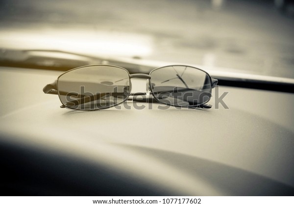 Men\'s Sunglasses : Sunglasses\
UV protection device placed in front of the car console for\
travel.\
