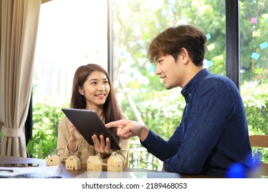 Men's And Women's Eyes-to-eye Communication During Business Or Commerce Discussions Lead Men To Fall In Love With Women's Solicitations.