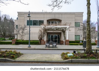 MERCER ISLAND, WA, USA – JANUARY 22, 2022: Downtown Mercer Island, Street Center Planted Median, Sidewalk With Benches, Building
