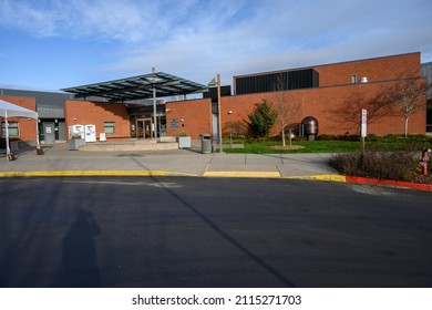 MERCER ISLAND, WA, USA – JANUARY 17, 2022: Mercer Island Community And Event Center In Luther Burbank Park On A Sunny Winter Day
