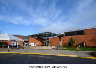 MERCER ISLAND, WA, USA – JANUARY 17, 2022: Mercer Island Community And Event Center In Luther Burbank Park On A Sunny Winter Day
