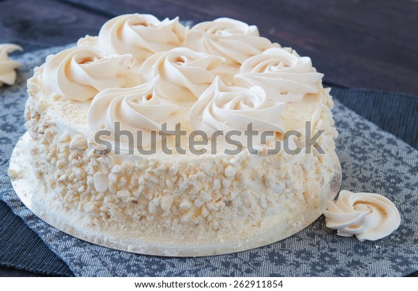Meringue cake with
chocolate cream and
nuts