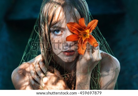 Similar – ein Mädchen mit blauen Augen und langem Haar, das sich mit einer Gerbera-Blüte bedeckt