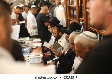 MERON,ISRAEL- September 2, 2016: Orthodox Jews In The Tomb Of Rabbi Shimon Bar Yochai, Studying Torah And Pray Before Rosh Hashanah Holiday. The Jewish High Holidays In Rosh Hashanah And Yom Kippur