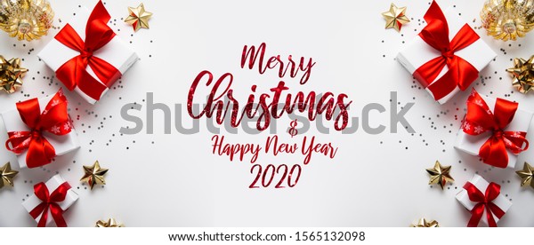 メリークリスマスとハッピーホリデーのグリーティングカード 枠 バナー 新年 ノエル 白い背景にクリスマスギフトと赤い金色のデコール 冬のクリスマスのホリデーテーマ フラットレイ の写真素材 今すぐ編集 1565132098