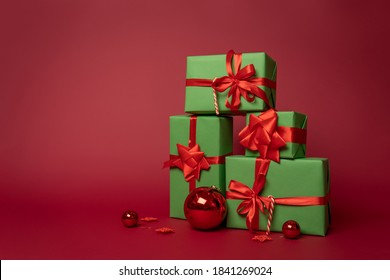 red and green christmas wallpaper