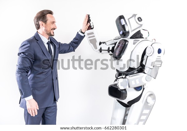 Feliz Hombre Haciendo Amigos De Cyborg Foto De Stock Editar Ahora