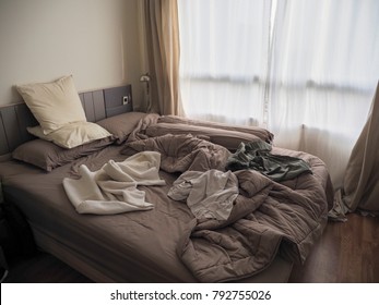 Bilder Stockfotos Und Vektorgrafiken Messy Bedroom