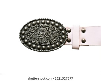 Hebilla de metal con motivos florales, parte de un cinturón de mujer con estilo, aislado en un fondo blanco.