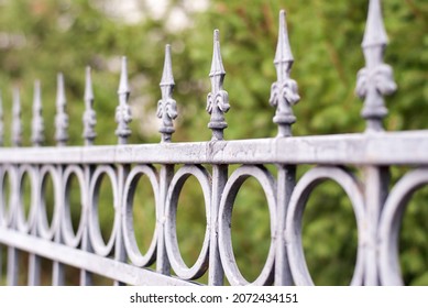 Une clôture en fonte métallique sur une rue de la ville.